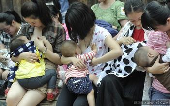 女人喂奶搞笑照片,喂奶瞬间爆笑瞬间大盘点